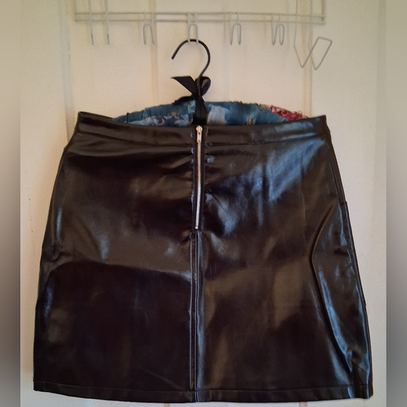 Black Faux Leather Mini Skirt Size 6-8 - Picture 2 of 2